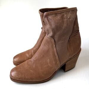Sofft Chantey light brown stacked heeled boots size 10 women’s side zip closure